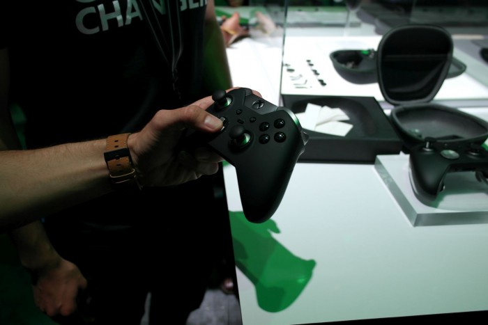 Xbox One Elite kontroler u ruci